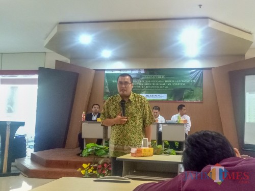 Peneliti Pusat Pengembangan Otonomi Daerah, Ria Casmi Arrsa, dalam diskusi publik Perlindungan Lahan Pertanian Pangan Berkelanjutan (PLP2B) di Tengah Arus Industrialisasi dan Investasi di Kabupaten Malang. (Foto: Imarotul Izzah/MalangTIMES)