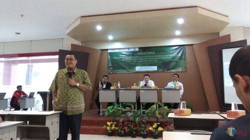 Peneliti Pusat Pengembangan Otonomi Daerah Ria Casmi Arrsa dalam diskusi publik bertema Perlindungan Lahan Pertanian Pangan Berkelanjutan (PLP2B) di Tengah Arus Industrialisasi dan Investasi di Kabupaten Malang, Rabu (23/10/2019) (Pipit/MalangTIMES