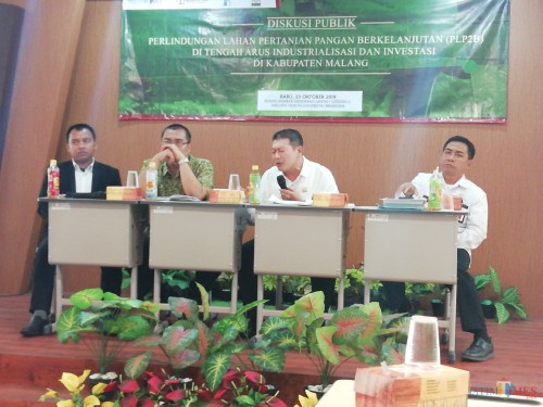 Ketua DPRD Kabupaten Malang Didik Gatot Subroto (dua dari kanan) sampaikan kritik terhadap Pemkab Malang terkait LP2B. (Nana)