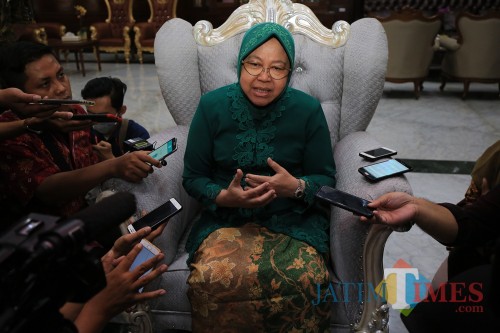 Wali Kota Risma saat menggelar konferensi pers