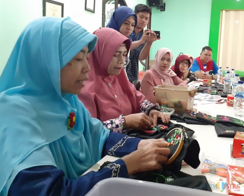 Suasana pelatihan menyulam para istri dari Awak Mobil Tangki (AMT) di Terminal BBM Malang, Jumat (25/10). (Arifina Cahyanti Firdausi/MalangTIMES)