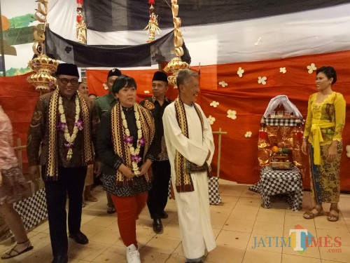 Inayah Wahid dan Wakil Wali Kota Malang Bung Edi saat mengunjungi pameran budaya dalam event Pelangi Bangsaku ke-8 SMAK Kolese Santo Yusup Malang. (Foto: Imarotul Izzah/MalangTIMES)