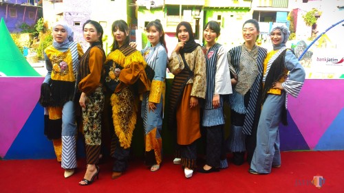 Delapan mahasiswi asing program pertukaran pelajar usai melenggak lenggok bak model saat kenakan batik (Pipit Anggraeni/MalangTIMES).
