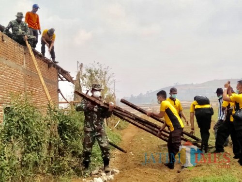 TNI, Polri, bersama warga gotongroyong benahi atas rusak di Kecamatan Bumiaji, Sabtu (26/10/2019).
