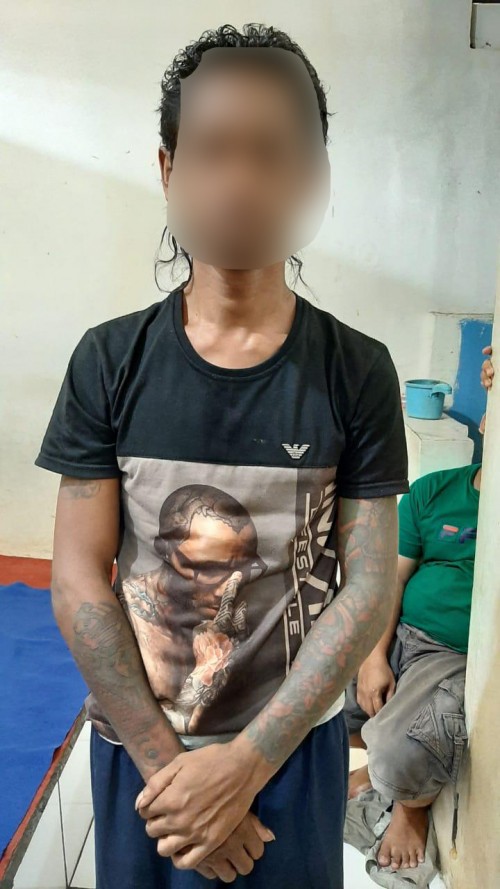 Tersangka Sutrisno alias Tonton beserta barang bukti mobil hasil penipuan dan penggelapan saat diamankan polisi (Foto : Polsek Sumberpucung for MalangTIMES)
