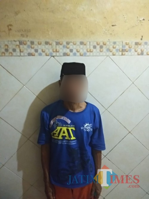 Tersangka Samsudin saat diamankan polisi karena kasus penganiayaan (Foto : Polsek Dampit for MalangTIMES)