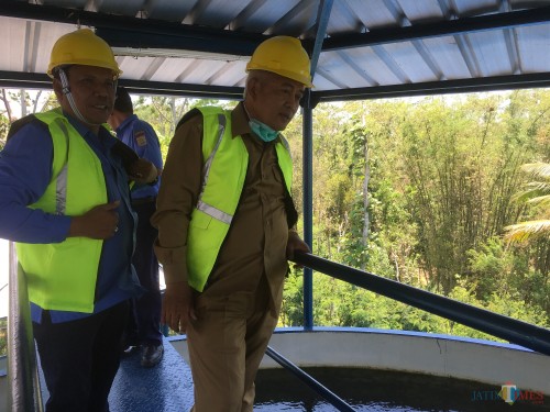 Bupati Malang HM Sanusi (kanan) dan Dirut Perumda Tirta Kanjuruhan Kabupaten Malang, Syamsul Hadi, saat melakukan monitoring ke saluran IPA yang ada di Kecamatan Tirtoyudo (Foto : Ashaq Lupito / MalangTIMES)