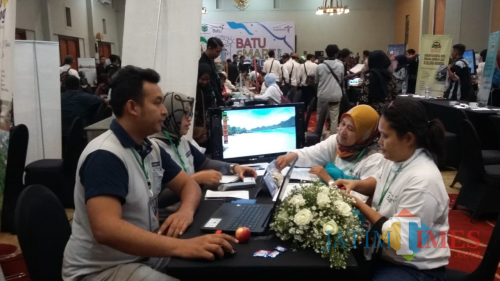 Seller dan buyer saat bertransaksi di Batu Smart Tourism, Selasa (29/10/2019). (Foto: Irsya Richa/MalangTIMES)