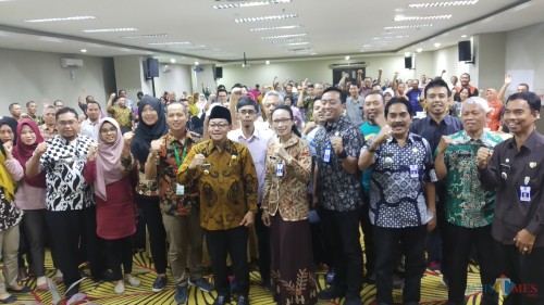 Wali Kota Malang Sutiaji (tengah) didampingi Kepala Barenlitbang Kota Malang Dwi Rahayu berfoto bersama Laskar Perencana (Pipit Anggraeni/MalangTIMES)