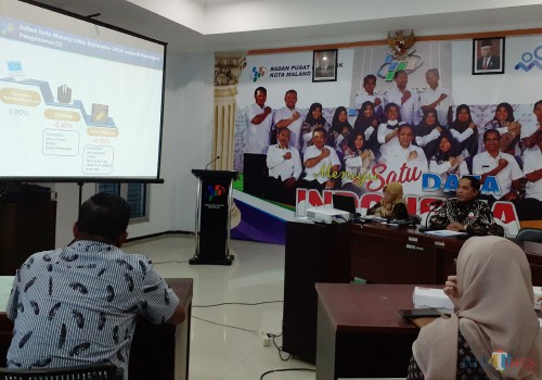 Kepala BPS Kota Malang Sunaryo (kanan batik coklat) saat press release inflasi di BPS Kota Malang, Jumat (1/11). (Arifina Cahyanti Firdausi/MalangTIMES)
