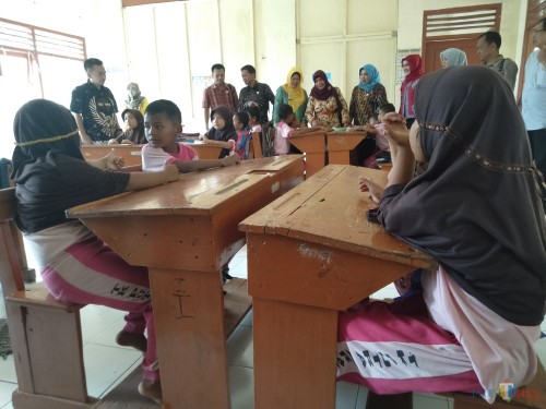 Rombongan Komisi D DPRD Jombang sidak ke ruang kelas 1 di SDN 1 Jatipelem, terlihat para siswa masih menggunakan seragam TK. (Foto : Adi Rosul / JombangTIMES)