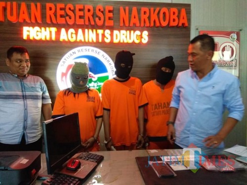 Tiga tersangka komplotan peredaran narkoba beserta barang bukti sabu-sabu saat sesi rilis di ruang Satreskoba Polres Malang (Foto : Ashaq Lupito / MalangTIMES)
