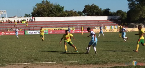 Pemain Perseta berebut bola dengan pemain dari Persikoba (foto : Joko Pramono/Jatim Times)