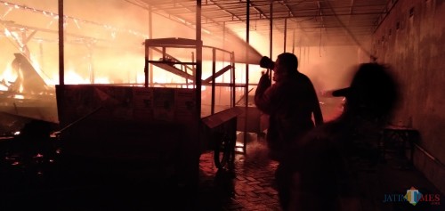 Perugas damkar saat berusaha memadamkan api di dalam pasar Ngunut (Foto : Joko Pramono/Jatum Times)