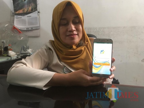 Kasubid Pembukuan dan Pelaporan Bapenda Kabupaten Malang, Nurul Hayati saat menunjukkan aplikasi Sipanji yang bisa di instal melalui smartphone android (Foto : Ashaq Lupito / MalangTIMES)