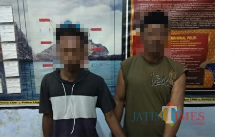 Bapak dan anak saat diamankan petugas karena kasus pengeroyokan dan penganiayaan (Foto : Polsek Dampit for MalangTIMES)