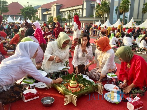 Wali Kota Batu Dewanti Rumpoko (dua dari kanan) saat mengambil nasi empog di Festival Nasi Empog di halaman Balai Kota Among Tani, Selasa (12/11/2019). (Foto: Irsya Richa/MalangTIMES)