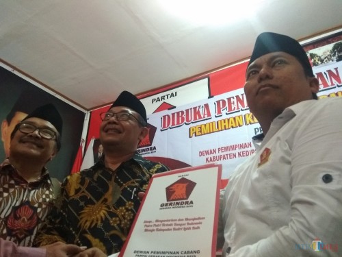 Mujahid dan Eko Ediyono saat mengambil formulir pendaftaran di partai Gerindra Kabupaten Kediri. (eko Arif s/JatimTimes)