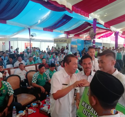 Sekda Kabupaten Malang Didik Budi Muljono memberikan bantuan kepada pelajar difabel atas prestasinya dalam job fair 2019 (Nana)