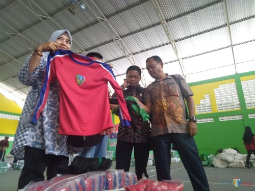 (dua dari kanan) Anggota Komisi D DPRD Jombang, Mustofa saat melakukan sidak seragam olah raga di gedung Tennis Indoor Jombang beberapa waktu lalu. (Foto: Adi Rosul / JombangTIMES)