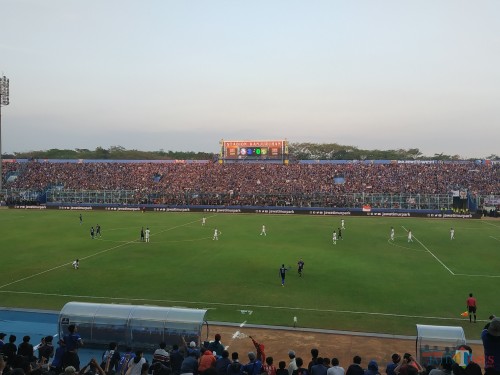 Aremania ketika memenuhi Stadion Kanjuruhan untuk mendukung Arema FC berlaga. (Hendra Saputra)