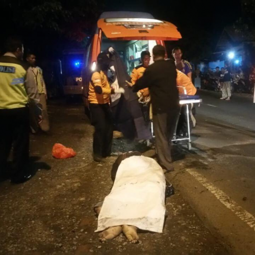 Jenazah korban kecelakaan maut saat dievakuasi ke kamar mayat RSSA Kota Malang. (Foto : Istimewa)