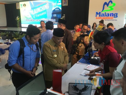 Bupati Malang HM Sanusi (tegah baju coklat) saat ditemui awak media disela agenda peresmian E-Transaksi di Kantor Perumda Tirta Kanjuruhan beberapa waktu lalu (Foto : Ashaq Lupito / MalangTIMES)