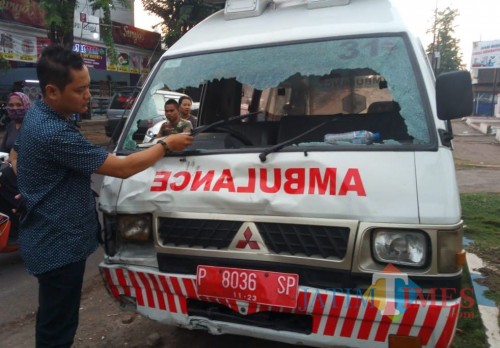 Ambulans milik PKM Tanggul yang terlibat laka lantas kaca bagian depan pecah (foto : istimewa / Jatim TIMES)