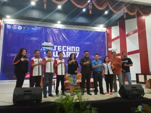 Wakil Wali Kota Malang, Sofyan Edy Jarwoko (5 dari kanan) dan Wakil Rektor 3, Joice Soraya (5 dari kanan) saat membuka kegiatan Techno Wars (Anggara Sudiongko/MalangTIMES)
