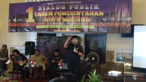 Ketua DPRD Kota Malang I Made Riandiana Kartika (berdiri) saat menghadiri dialog publik satu tahun pemerintahan Kota Malang (Pipit Anggraeni/MalangTIMES).