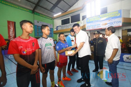 Ketua Umum PBSI Jawa Timur Oei Wijanarko Adi Mulya saat memberikan hadiah dari PBSI Kota Malang kepada atlet bulutangkis berprestasi (Hendra Saputra)