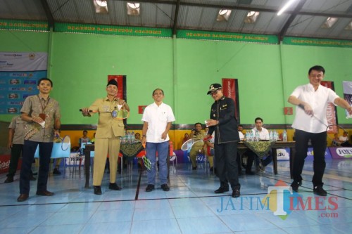 Dari kanan: Ketum PBSI Jawa Timur Oei Wijanarko Adi Mulya, Wali Kota Malang Drs. Sutiaji, perwakilan KONI Kota Malang membuka secara simbolis Kejurkot Bulutangkis 2019 di GOR Djagung (Hendra Saputra)