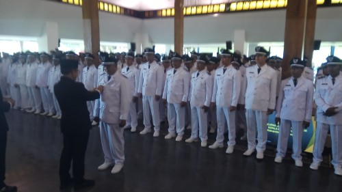 Bupati melantik 128 kades terpilih di Pendopo Saba Swagata Banyuwangi.