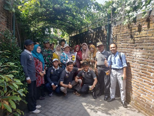 Tim DLH Kota Malang saat mengunjungi kampung di wilayah Tlogomas (Hendra Saputra)