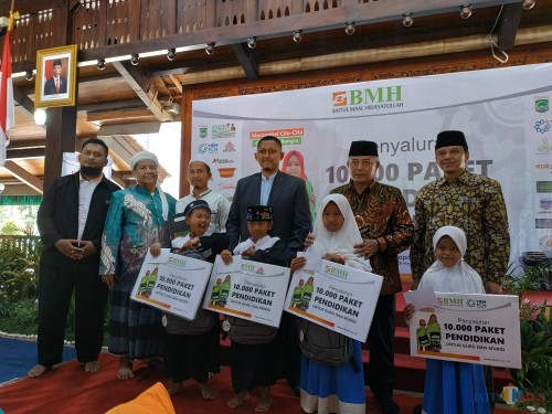 Dua dari kanan: Bupati Malang HM Sanusi, tiga dari kanan: Manager Prodaya BMH Jatim, Imam Muslim saat memberikan bantuan secara simbolis kepada yatim duafa (Hendra Saputra)