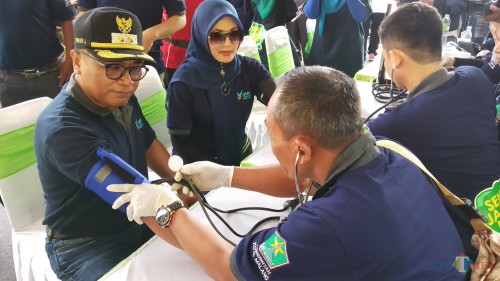Wakil Wali Kota Malang Sofyan Edi Jarwoko didampingi istri Elly Estiningtyas Edi Jarwoko saat melakukan pemeriksaan kesehatan dalam acara Kampanye Gerakan Masyarakat Hidup Sehat Terintegrasi Perilaku Hidup Bersih dan Sehat (Pipit/MalangTIMES).