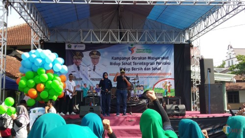 Wakil Wali Kota Malang Sofyan Edi Jarwoko didampingi istri Elly Estiningtyas Edi Jarwoko saat hadir dalam acara Kampanye Gerakan Masyarakat Hidup Sehat Terintegrasi Perilaku Hidup Bersih dan Sehat (Pipit/MalangTIMES).
