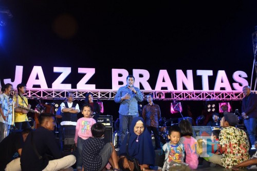 Walikota Kediri Abdullah Abu Bakar saat membuka acara jazz Brantas. (eko Arif s /JatimTimes)
