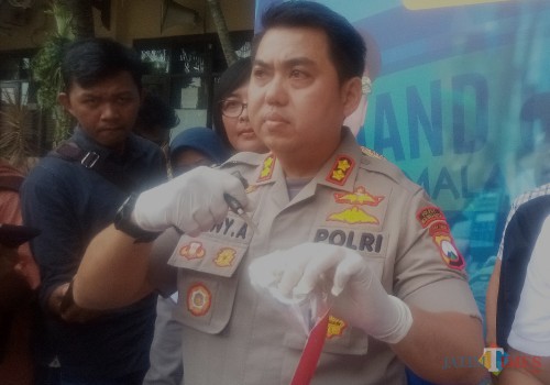 Kapolres Malang Kota, saat menunjukan kunci gembok yang berhasil dirusak maling (Anggara Sudiongko/MalangTIMES)