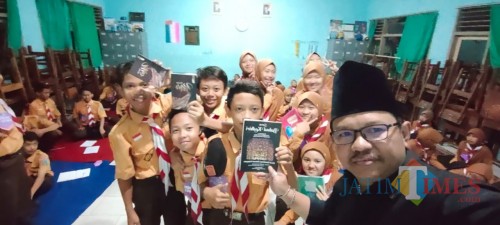 Imam Mubarok, wakil ketua bidang litbang Serikat Nasional Pelestari Tosan Aji Nusantara, usai memberikan motivasi kepada para anggota MTsN 2 Kota Kediri. (eko Arif s /JatimTimes)