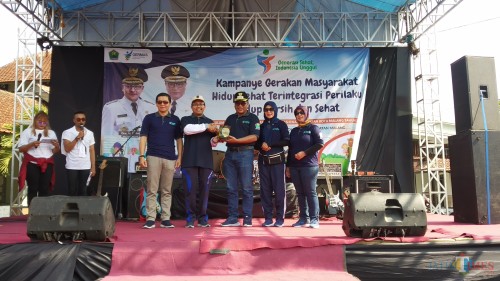 Kemeriahan agenda Kampanye Gerakan Masyarakat Hidup Sehat Terintegrasi Perilaku Hidup Bersih dan Sehat yang digelar Dinas Kesehatan Kota Malang yang turut dihadiri Wakil Wali Kota Malang Sofyan Edi Jarwoko (tengah) (Pipit Anggraeni/MalangTIMES).
