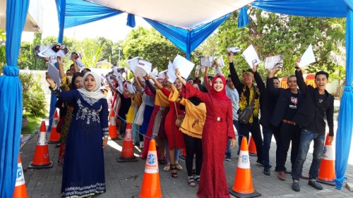 Muda mudi yang mengikuti audisi liga dangdut