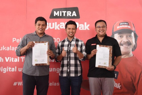 Walikota Kediri Abdullah Abu Bakar (kiri) bersama Wagub Jawa Timur Emil Dardak (tengah saat penandatanganan MoU. (eko Arif s /JatimTimes)