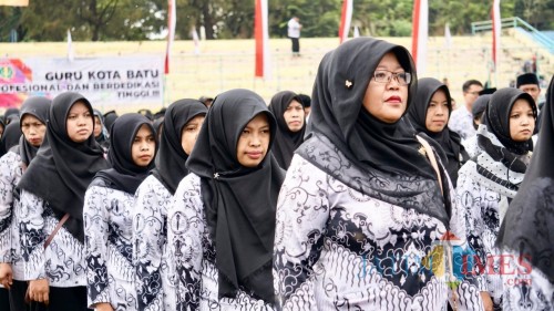 Para guru saat sedang mengikuti upacara Hari Guru 2018 di Stadion Brantas, beberapa saat lalu. (Foto: Irsya Ricah/MalangTIMES)