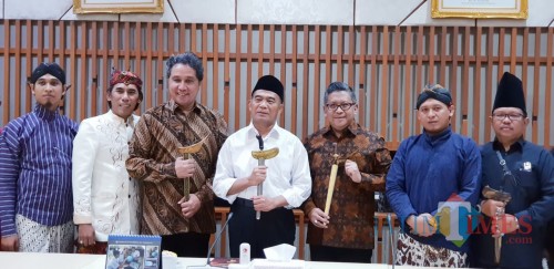 Imam Mubarok (paling kanan) Wakil Ketua Bidang Litbang Serikat Nasional Pelestari Tosan Aji Nusantara. (eko Arif s /JatimTimes)