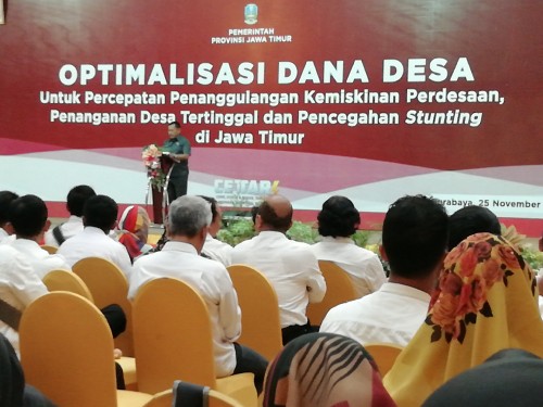 Sekda Pemprov Jatim Heru Tjahjono saat membuka acara sosialisasi dana desa di Sidoarjo. (Nana)