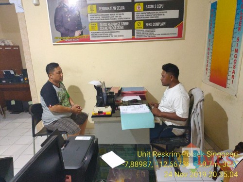Tersangka Denny Crisnanca (kiri) saat dimintai keterangan oleh polisi (Foto : Polsek Singosari for MalangTIMES)