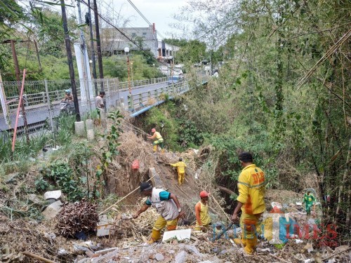 Petugas kebersihan DLH Kota Malang saat melakukan pembersihan di Jembatan Tidar (Hendra Saputra)