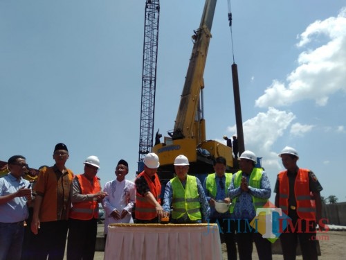 Proses pembangunan salah satu hotel bintang 4 di Kecamatan Kepanjen, saat diresmikan Bupati Malang HM Sanusi (Foto : Dokumen MalangTIMES)