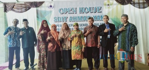 Kepala Dinas Pendidikan Kota Malang Dra Zubaidah MM (hijab hijau). (Foto: Humas)